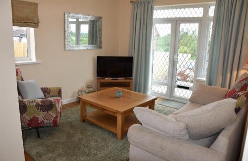 Tibshelf House | 2-Bed Cottage - Sleeps4 - Garden - Bbq