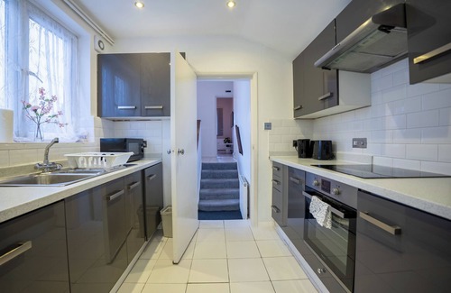 Selhurst Apartment | 2 Bed Flat - Sleeps 6 - Parking - Wifi