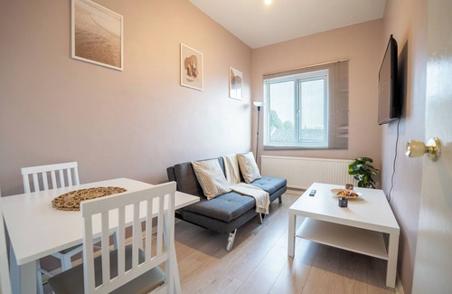 Selhurst Apartment | 2 Bed Flat - Sleeps 6 - Parking - Wifi