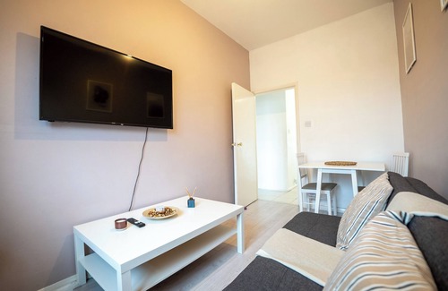 Selhurst Apartment | 2 Bed Flat - Sleeps 6 - Parking - Wifi
