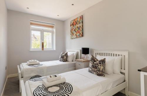Chase Apartment | 2-Bed Flat with Free Parking by Lee Valley Park