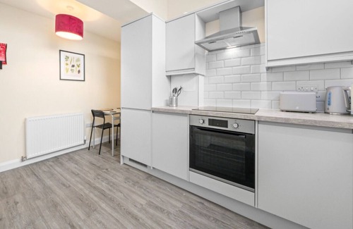 Methil Apartment | 2 Bed Flat With Parking Sleeps 4 in Fife