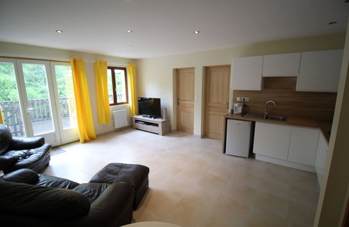 Cercoux House | 2 bed lakeside guest house with parking