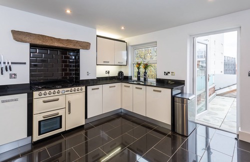 Trafford Apartment | 2 Bed Penthouse with Roof Terrace + parking near Metro to Old Trafford & City