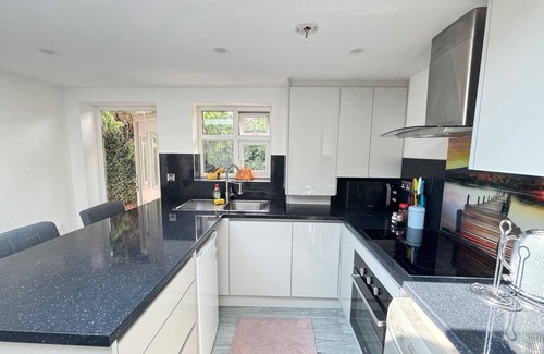 Lacey Green House | 2 Bed-Sleeps 5-Free Parking-Pet Friendly