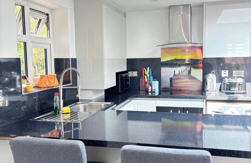 Lacey Green House | 2 Bed-Sleeps 5-Free Parking-Pet Friendly