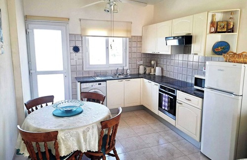 Koloni Apartment | 2 Bed Top Floor Apartment with Lift and Swimming Pool on quiet Complex
