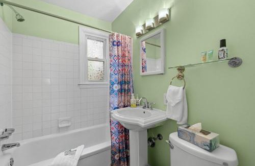 Potomac West House | 2 Bed Townhouse: Minutes from DCA-National Airport