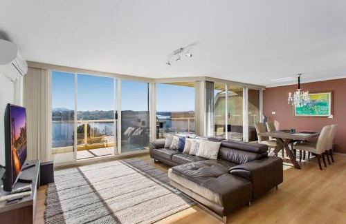 Belconnen Apartment | 2-Bed Unit with Balcony BBQ & Stunning Lake Views