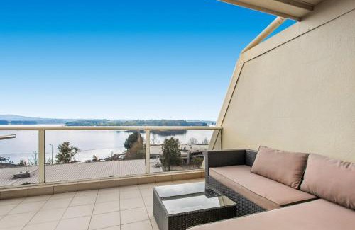 Belconnen Apartment | 2-Bed Unit with Balcony BBQ & Stunning Lake Views