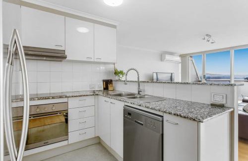 Belconnen Apartment | 2-Bed Unit with Balcony BBQ & Stunning Lake Views