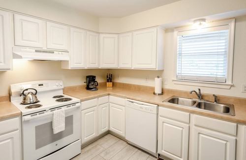 Waves Apartment | 2-bedroom, 1-bathroom apartment. Walk to beach and access to REAL Watersports