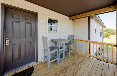 Waves Apartment | 2-bedroom, 1-bathroom apartment. Walk to beach and access to REAL Watersports