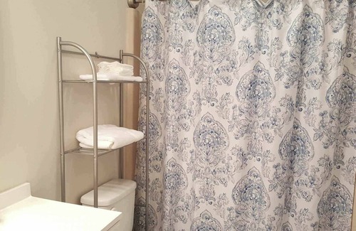 Rosewood Apartment | 2 bedroom, 1 bathroom with lots of natural light