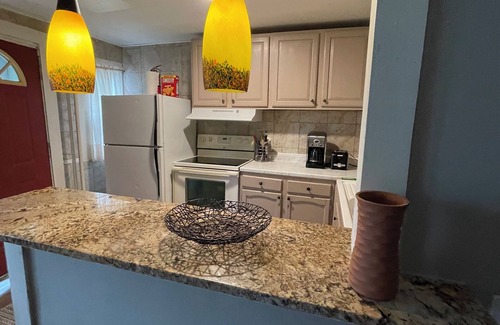 Des Moines Apartment | 2-bedroom 19th centry Victorian apartment Des Moines with AC, WiFi