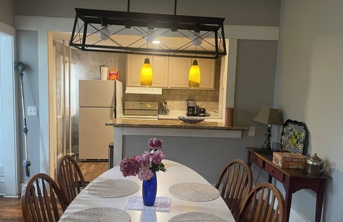 Des Moines Apartment | 2-bedroom 19th centry Victorian apartment Des Moines with AC, WiFi