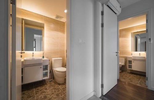 Trung Hoa Nhan Chinh Apartment | 2 Bedroom, 2 Bathroom Apartment - Vinhomes D'Capitale