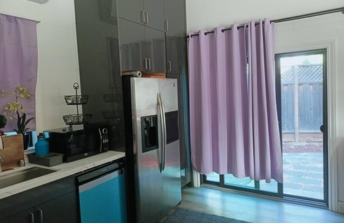 Saratoga Cottage | 2-bedroom 2-bathroom small house next to a park