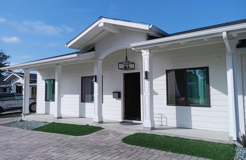 Saratoga Cottage | 2-bedroom 2-bathroom small house next to a park
