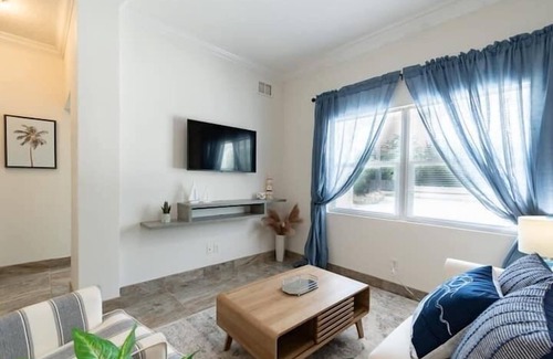 Crescent Beach Apartment | 2 Bedroom 816454 by Houzlet