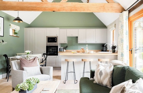 Fair Oak Green Cottage | 2 bedroom accommodation in Bramley, near Tadley