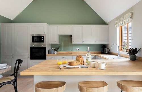 Fair Oak Green Cottage | 2 bedroom accommodation in Bramley, near Tadley