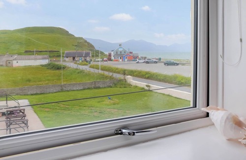 Dinas Dinlle Apartment | 2 bedroom accommodation in Caernarfon