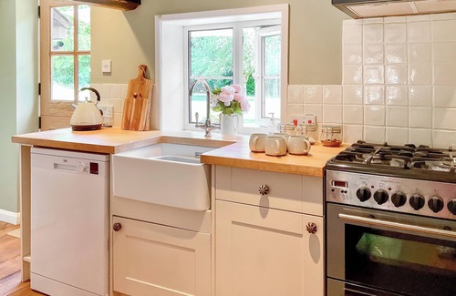 New Forest District Cottage | 2 bedroom accommodation in Cadnam, near Brockenhurst