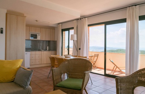Begur Apartment | 2 bedroom apartment in Begur center. Sea views, terrace and pool (Ref:H09)