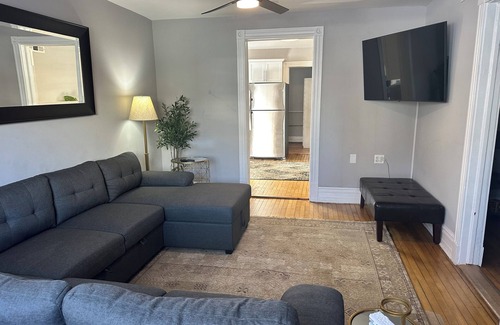 North Center Apartment | 2-bedroom apartment just 2 minutes drive to Wrigley Field