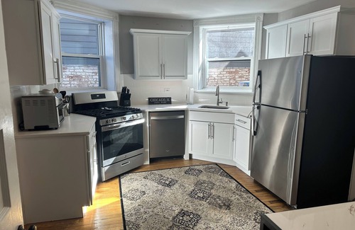 North Center Apartment | 2-bedroom apartment just 2 minutes drive to Wrigley Field