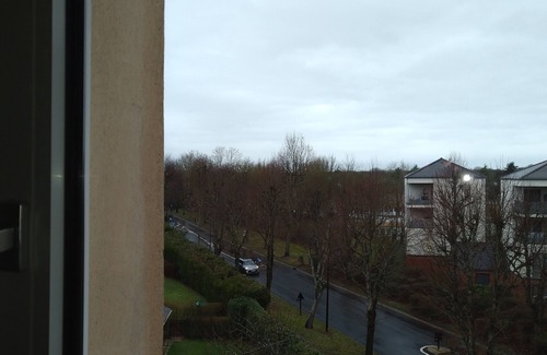 Buc Apartment | 2 Bedroom apartment near Versailles, bus and shops 3min walk away
