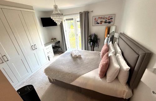 Shrewsbury Apartment | 2 Bedroom Apartment - Parking - Walk to Town