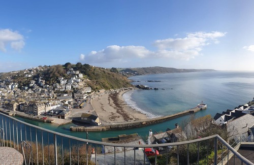 West Looe Apartment | 2 bedroom apartment with balcony, panoramic sea views, outisde space and parking