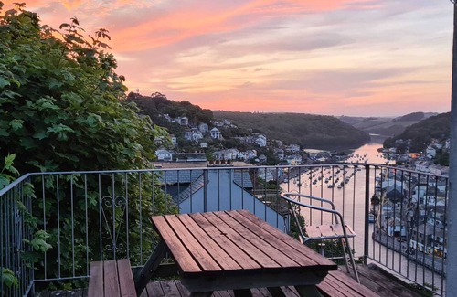 West Looe Apartment | 2 bedroom apartment with balcony, panoramic sea views, outisde space and parking