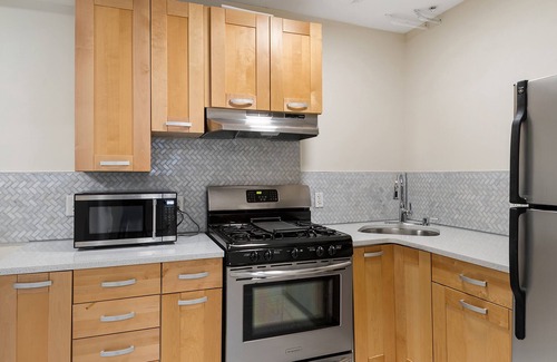 East Bronx House | 2 Bedroom Apt close to major hospitals at Morris Park, Bronx - Pet friendly