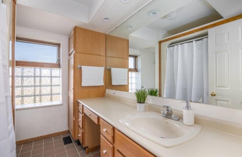 Des Moines Apartment | 2 Bedroom Apt with Free Parking in Downtown DSM