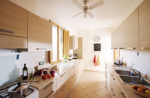 Vinci House | 2 bedroom bungalow, private terrace, great views, wifi, shared pool, near Vinci