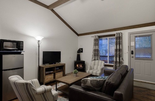 Harrison Hot Springs Cottage | 2-BEDROOM COTTAGE | QUEEN BED + 2 TWIN BEDS + QUEEN SOFA BED | UP TO 6 GUESTS