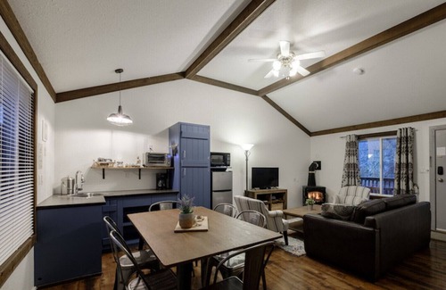 Harrison Hot Springs Cottage | 2-BEDROOM COTTAGE | QUEEN BED + 2 TWIN BEDS + QUEEN SOFA BED | UP TO 6 GUESTS