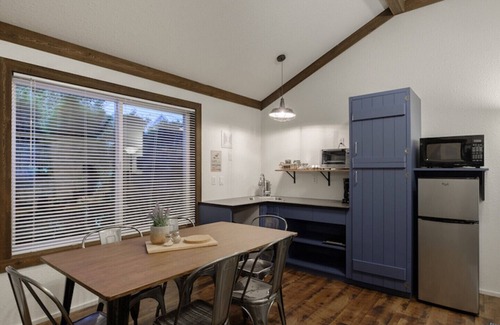 Harrison Hot Springs Cottage | 2-BEDROOM COTTAGE | QUEEN BED + 2 TWIN BEDS + QUEEN SOFA BED | UP TO 6 GUESTS