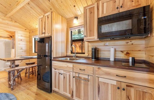 Thonotosassa Cabin | 2 Bedroom Cabin - Happy Travelers RV Resort