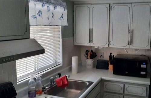 Bayshore Gardens Condo | 2 Bedroom Condo L-426769 by Houzlet