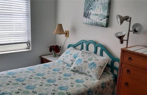 Bayshore Gardens Condo | 2 Bedroom Condo L-426769 by Houzlet