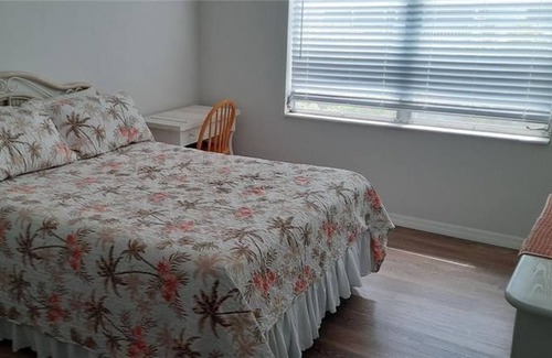Bayshore Gardens Condo | 2 Bedroom Condo L-426769 by Houzlet