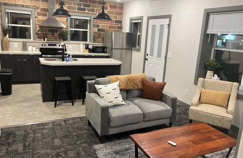 Marshall Apartment | 2 Bedroom - Convenient & Comfy Downtown Apartment