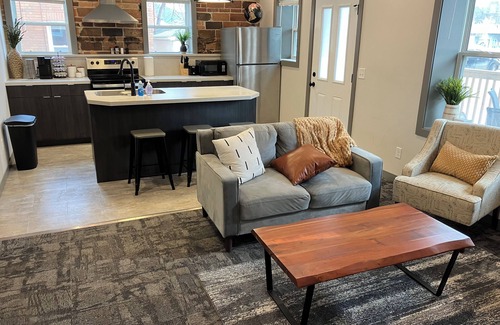 Marshall Apartment | 2 Bedroom - Convenient & Comfy Downtown Apartment