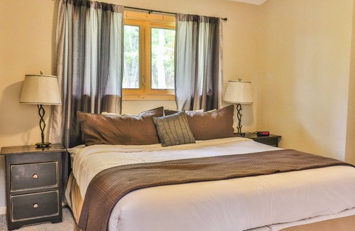 Lake Shore Resort | 2 Bedroom Cottage located at the Lost Lake Lodge Resort