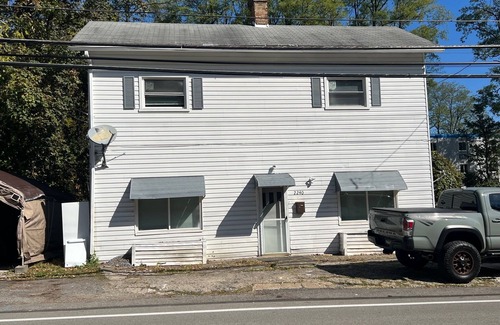 South Hills Apartment | 2 Bedroom, Efficiency Apartment Near Bus Stop And Trolley Line Near Downtown
