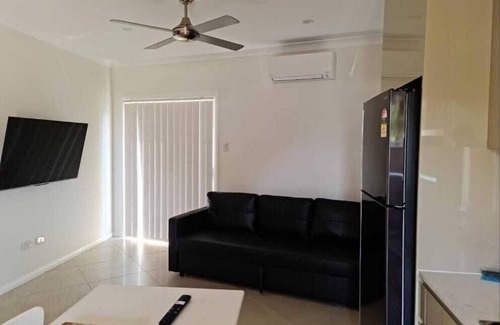 Dean Park House | 2 Bedroom Granny Flat at 61A Glenn St, Dean Park Nswnclose to M7 Motorway